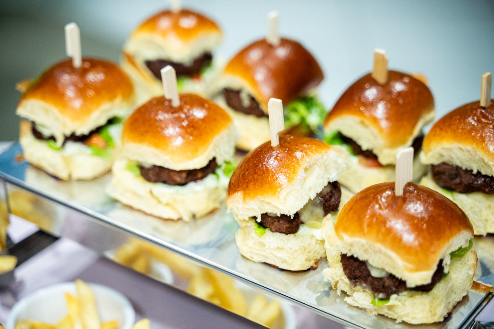 Mini burgers em bandeja