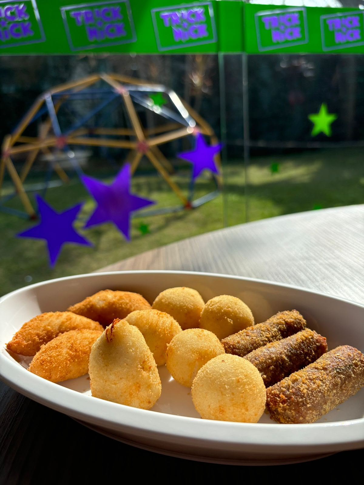 Prato com salgados fritos