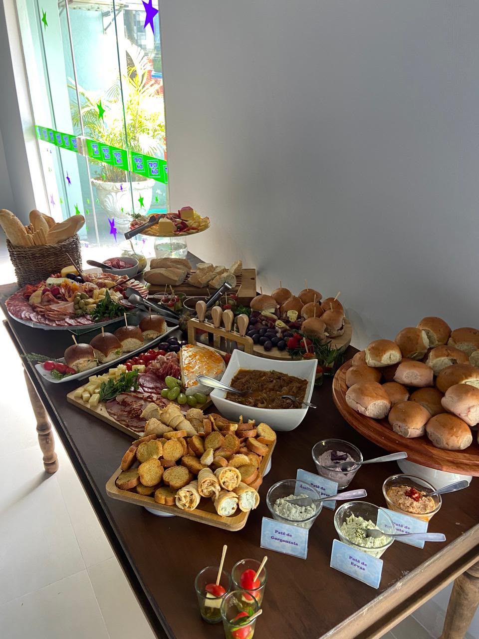 Mesa de buffet com variedade de salgados e petiscos