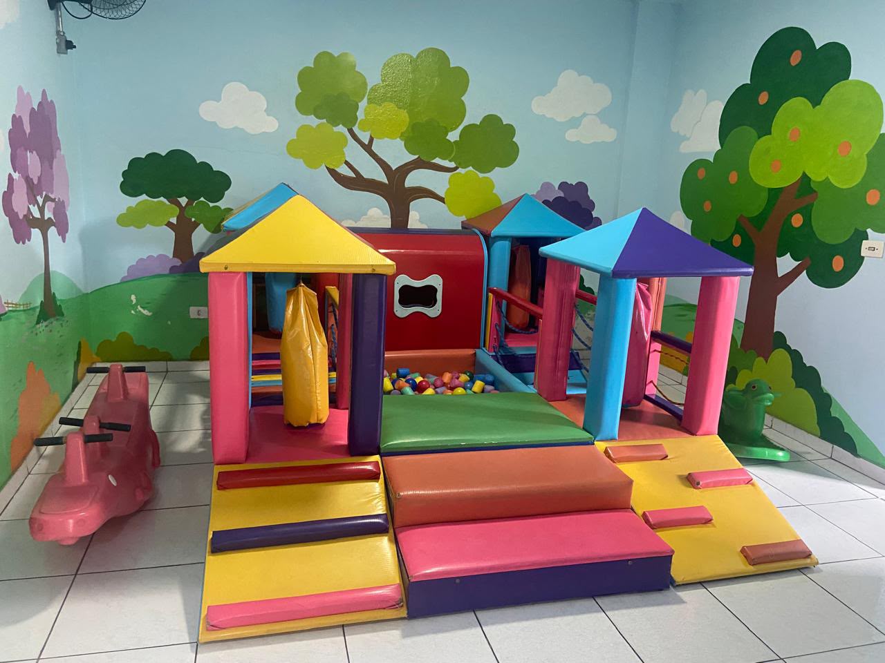 Estrutura de brinquedos coloridos no salão