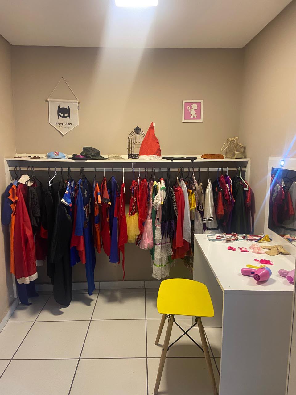 Área de fantasias e camarim para crianças