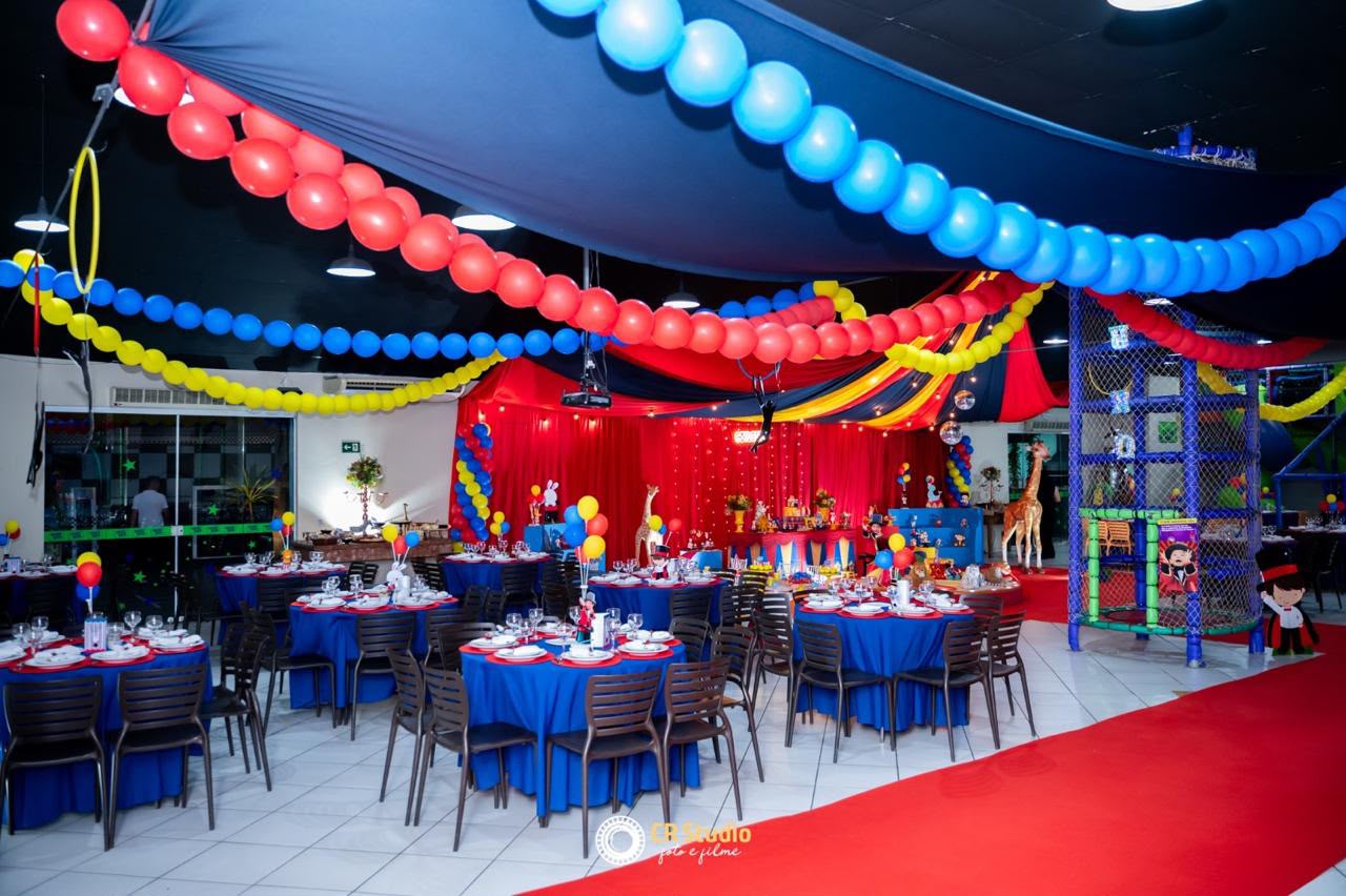 Salão principal do Trick Nick decorado para festa circo
